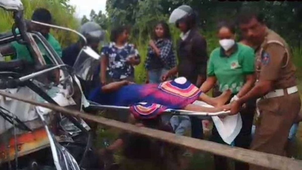 அதிவேக நெடுஞ்சாலையின் நுழைவாயிலுக்கு அருகில் விபத்து; 12 பேர் வைத்தியசாலையில் அனுமதி 